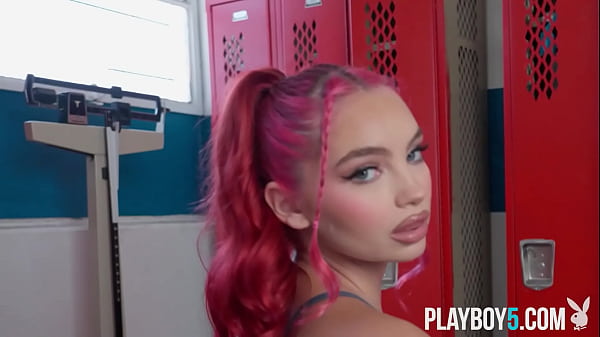 Big ass teen cheerleader with curvy body gets exposed in the nude