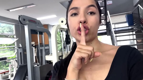Chorros intensos de sexy chica en el baño del gimnasio casi es atrapada por el instructor