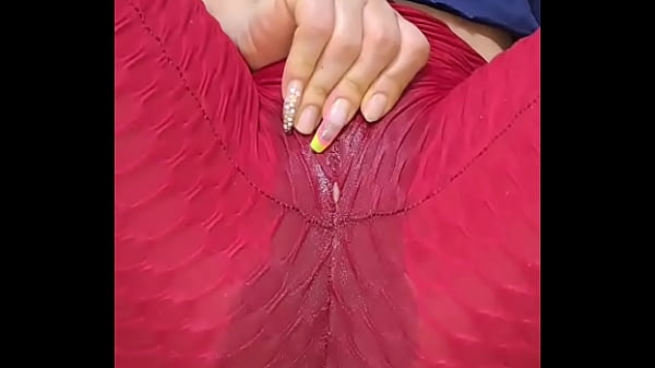 Deliciosa masturbada despues del gimnasio – Hermosa milf culona se masturba hasta mojar su leggins – pantalones mojados