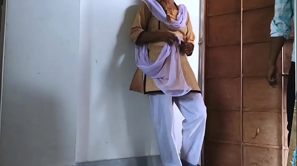 College student girl ne apni teacher ke sath college ki chad me chudai