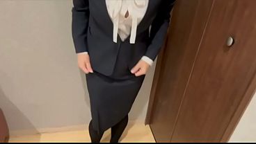 スーツの中が蒸れてる時にオナニーしたら臭い匂いが部屋に充満。男の人に嗅がせたい。